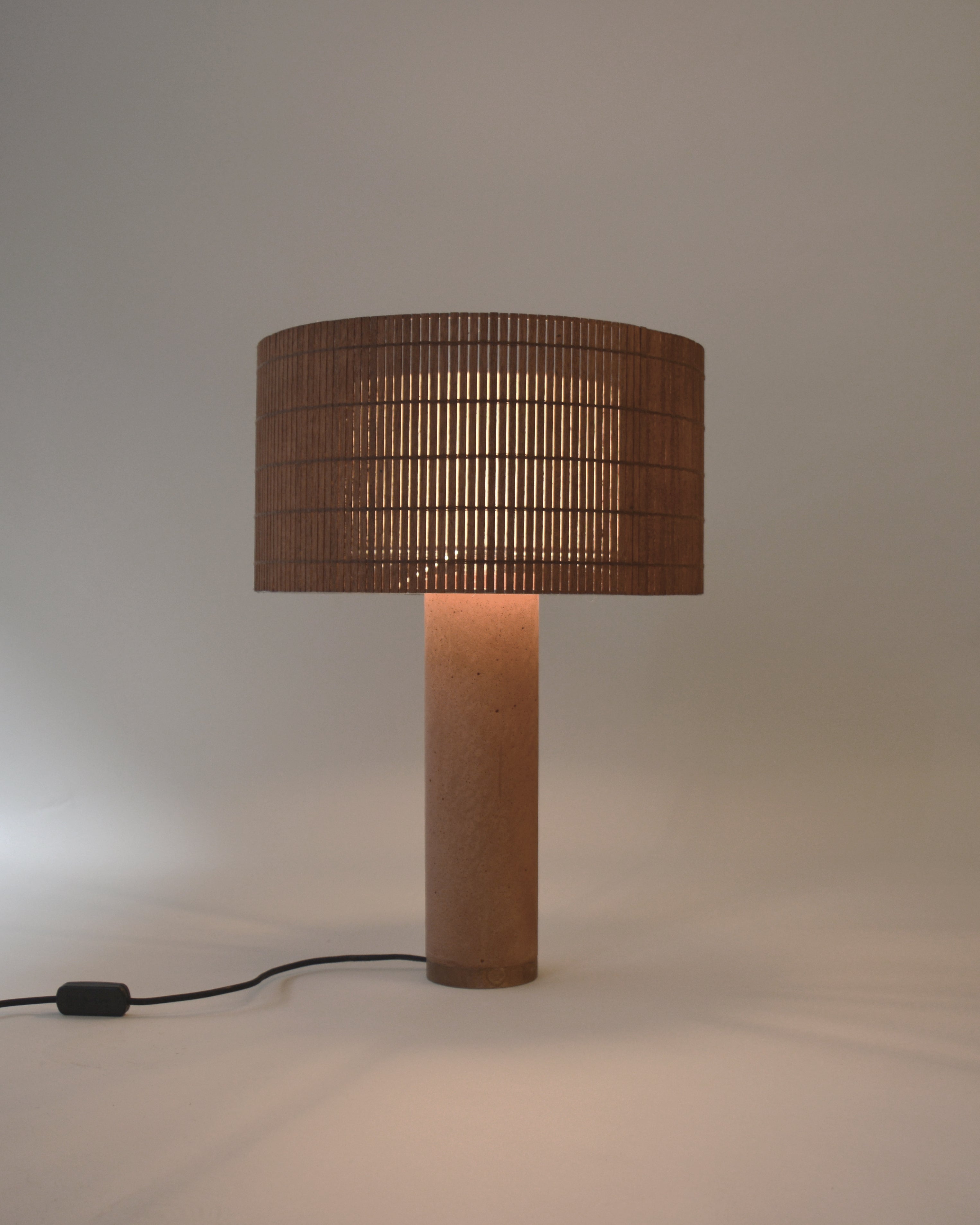 Tafellamp, schemerlamp, betonnen poot, houten kap, design lamp
