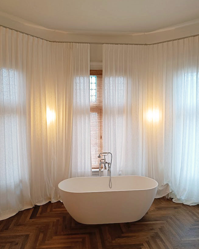 Badkamer Baltex blinds tuamoto, Baltex linnen ecru gesloten, roederail rvs gebogen