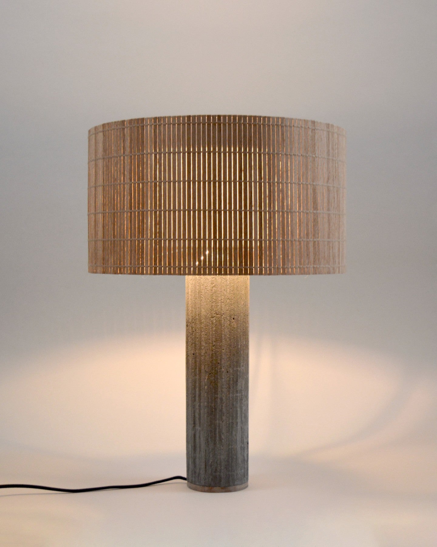 schemerlamp, betonnen poot, houten kap. Japandi, mid-century modern